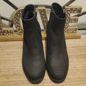 Vaneli Udette Women's Black Leather Side Zip Round Toe Ankle Boots Sz 10.5 Boho